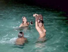 Голая Присцилла Барнс в фильме «Тигровая акула» фото #6