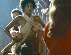 Голая Пэм Гриер в фильме «Арена» фото #4