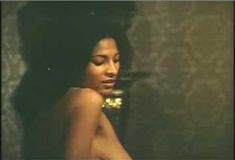 Голая Пэм Гриер в фильме «Барабан» фото #2