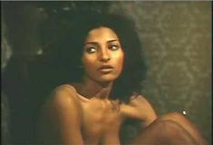 Голая Пэм Гриер в фильме «Барабан» фото #4