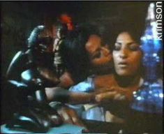 Голая Пэм Гриер в фильме «Женщины в клетках»