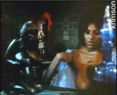 Голая Пэм Гриер в фильме «Женщины в клетках»