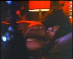 Голая Пэм Гриер в фильме «Женщины в клетках»