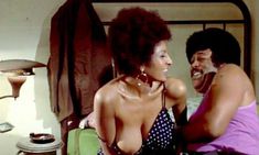 Голая Пэм Гриер в фильме «Крепкий кофеек» фото #6