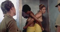 Голая Пэм Гриер в фильме «Черная мама, белая мама» фото #6