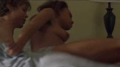 Голая Райан Мишель Бате в фильме «Покидая Барстоу» фото #1