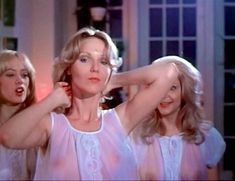 Голая Ребекка Брук в фильме «Признание молодой домохозяйки» фото #14