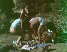 Голая грудь Рене Бонд в фильме Fugitive Girls фото #3