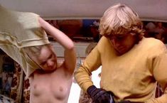 Голая грудь Рене Саутендейк в фильме «Заводные» фото #9