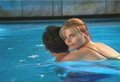 Голая Рене Хамфри в фильме «Как сделать из жены чудовище» фото #2