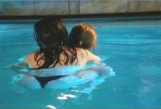 Голая Рене Хамфри в фильме «Как сделать из жены чудовище» фото #3