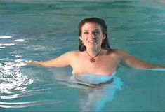 Голая Рене Хамфри в фильме «Как сделать из жены чудовище» фото #5