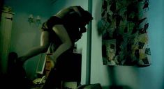 Голая Рики Линдхоум в фильме «Последний дом слева» фото #2