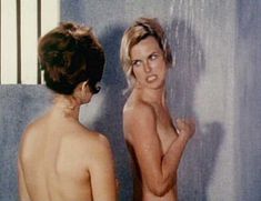 Голая Роберта Коллинз в фильме «Дом большой куклы» фото #1