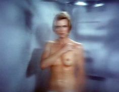 Голая Роберта Коллинз в фильме «Дом большой куклы» фото #3