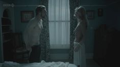 Голая Розамунд Пайк в сериале «Влюбленные женщины» фото #1