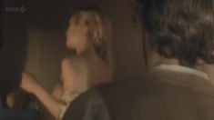 Голая Розамунд Пайк в сериале «Влюбленные женщины» фото #5