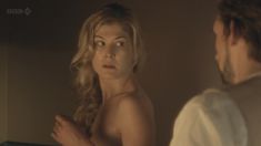 Голая Розамунд Пайк в сериале «Влюбленные женщины» фото #6