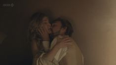 Голая Розамунд Пайк в сериале «Влюбленные женщины» фото #7