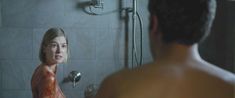 Голая Розамунд Пайк в фильме «Исчезнувшая» фото #3