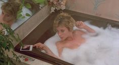 Голая Розанна Аркетт в фильме «Отчаянно ищу Сьюзэн» фото #1