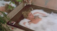 Голая Розанна Аркетт в фильме «Отчаянно ищу Сьюзэн» фото #4