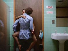 Голая Розэнн Кейтон в фильме «Тело и душа» фото #2