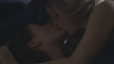 Голая попка Роксанны МакКи в сериале «Пустые слова» фото #3