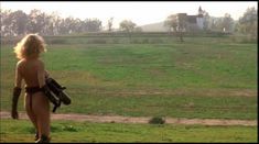 Красотка Роксэнн Кернохан оголила грудь и попу в фильме «Зубастики 2: Основное блюдо» фото #4