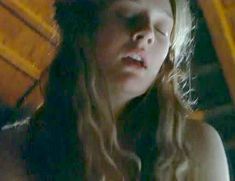 Голая Ромола Гарай в сериале «Удивительное путешествие Мэри Брайант» фото #3