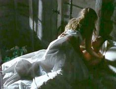 Голая Ромола Гарай в сериале «Удивительное путешествие Мэри Брайант» фото #4