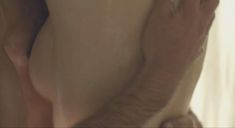 Голая Роуз Лесли в фильме «Медовый месяц» фото #2