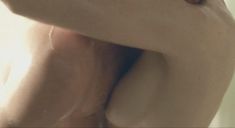 Голая Роуз Лесли в фильме «Медовый месяц» фото #3