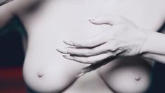 Голая грудь Роуз МакГоун в музыкальном видео RM486 фото #2