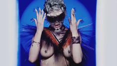 Голая грудь Роуз МакГоун в музыкальном видео RM486 фото #3