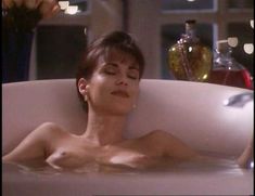 Голая Рошелль Суонсон в фильме «Тайные игры 3» фото #24