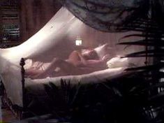 Голая Рэкел Уэлч в фильме «Неприятности в раю» фото #4