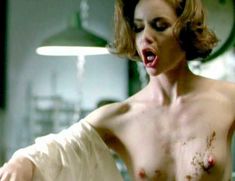 Голая Саксон Трэйнор в сериале «Дневники «Красной туфельки»» фото #11