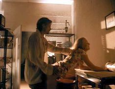 Голая Сара Джеймс в фильме «Глава Семейства» фото #5