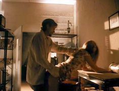 Голая Сара Джеймс в фильме «Глава Семейства» фото #7