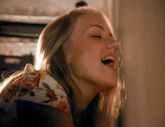 Голая Сара Джеймс в фильме «Глава Семейства» фото #8