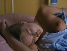 Голая Сара Джеймс в фильме «Глава Семейства» фото #18