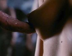 Голая Сара Джеймс в фильме «Глава Семейства» фото #23