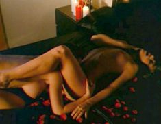 Голая Сара Джеймс в фильме «Космическая любовница» фото #3