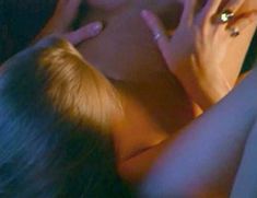 Голая Сара Джеймс в фильме «Космическая любовница» фото #5