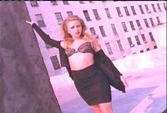 Голая Сара Джеймс в фильме «Тайная жизнь мужланов» фото #2