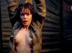 Голая Сара Дикинс в сериале «Иеремия» фото #4