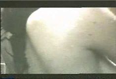 Сара Дуглас оголила грудь и попу в фильме The Brute фото #7