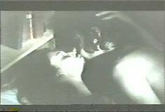 Сара Дуглас оголила грудь и попу в фильме The Brute фото #14