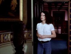 Красотка Сара Майлз засветила грудь под прозрачным нарядом в фильме «Вечный сон» фото #1